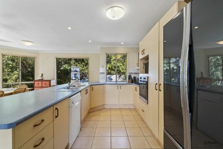 Spacious Family Home in Quiet Leafy Cul-de-Sac with Pool - Photo 4