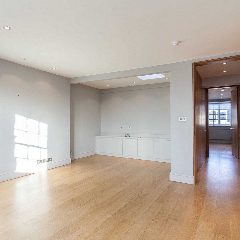 Extremely spacious four bedroom apartment located in the heart of Marylebone Village, moments from Regent's Park and the amenities of Marylebone High Street. - Photo 1