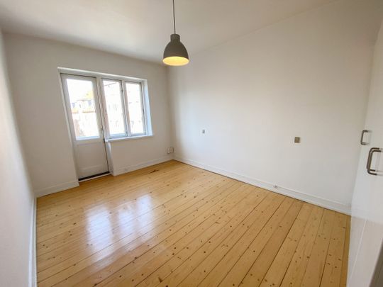 Centraltbeliggende og lys 2-værelses lejlighed med altan - Photo 1