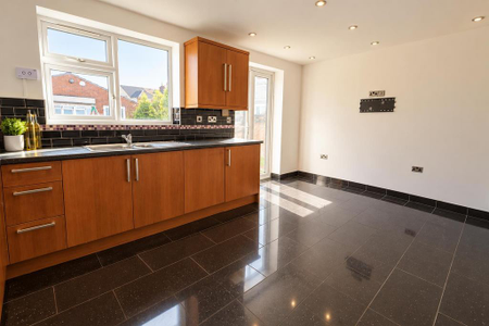 3 bedroom end of terrace house to rent - Photo 5