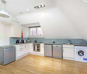A bright and spacious one bedroom flat with private balcony in a we... - Photo 1