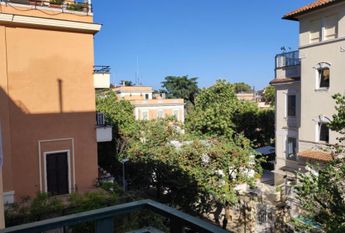 Parioli-Piazza delle Muse: Restored 3 bedroom, 3 Bath, spacious living, kitchen, balcony, near park, master bed & 2 single bedrooms. Ref 1045