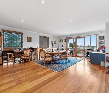 "Wow"! Split-level home with so much flexible space and views! - Photo 3