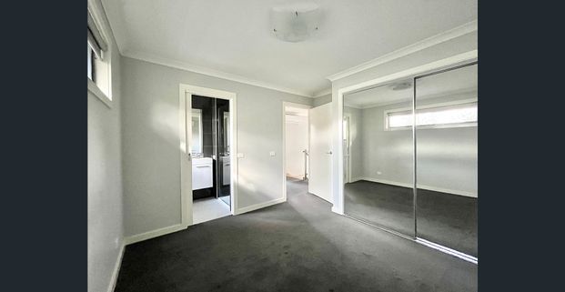 BRIGHT AND SPACIOUS TOWNHOUSE - Photo 1