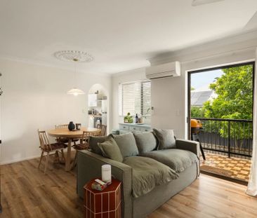 Modern, Light-Filled Apartment with Spacious Layout and Prime Hamil... - Photo 2