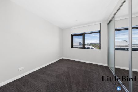 Spacious top-floor corner apartment with wrap around balcony - Photo 2
