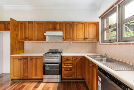 Light-Filled Home Opposite Boronia Park - Photo 5