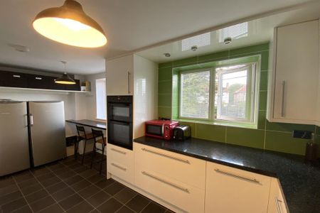 1 bedroom in a house share to rent - Photo 5