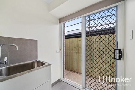 BRAND NEW FAMILY HOME | DUCTED AIR CONDITIONING | DESIGNER FINISHES - Photo 5