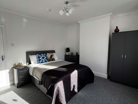 3 Bedroom Houseshare Central Gloucester Room 1 - Photo 1