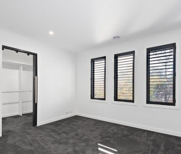 Executive living in a great location - Photo 2