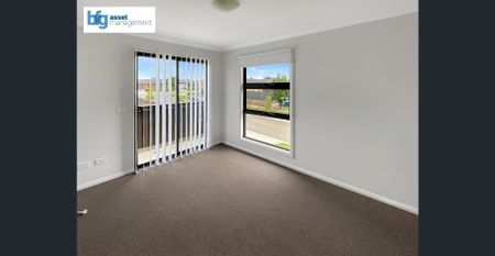 Spacious 4-Bedroom Townhouse with Double Garage & Generous Backyard - Photo 3