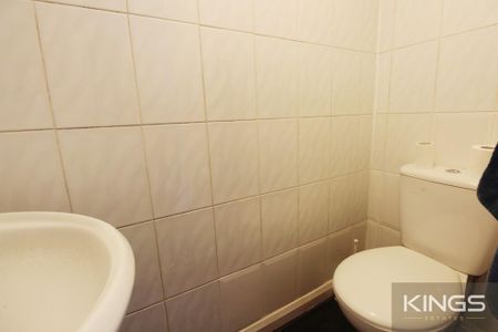 4 bedroom semi-detached house to rent - Photo 3