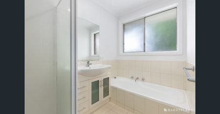 Family home in quiet court location - Photo 4