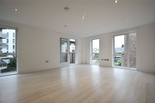 Well presented 3 bedroom second floor apartment set within the grounds of Homerton College and within walking distance of both the Railway Station and Leisure complex. Under floor heating throughout. Unfurnished. - Photo 1