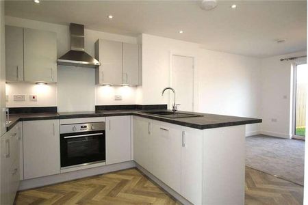 Edwards Grove, Bordon, Hampshire, GU35 - Photo 2
