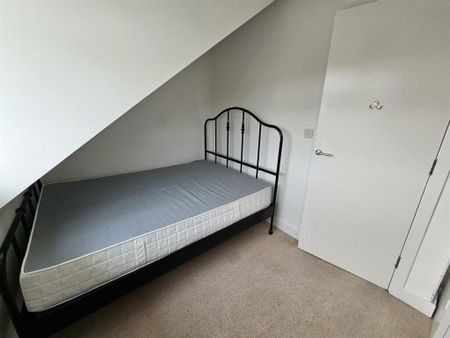 4 bedroom semi-detached house to rent - Photo 2