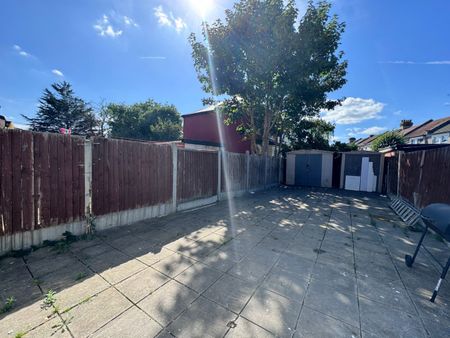 4 Bed Semi-Detached House, Shakespeare Crescent, E12 - Photo 5