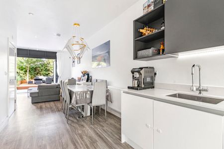 3 Bed Terraced House, South End, CR0 - Photo 4