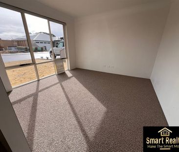 "Stunning and Spacious House for Rent in the Desirable Caversham Ne... - Photo 5