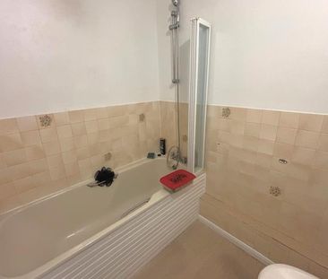 Houlton Court, Bagshot, Surrey, GU19 - Photo 6
