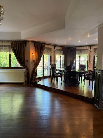 Large Expansive House with Five Bedrooms - AISB - Photo 2