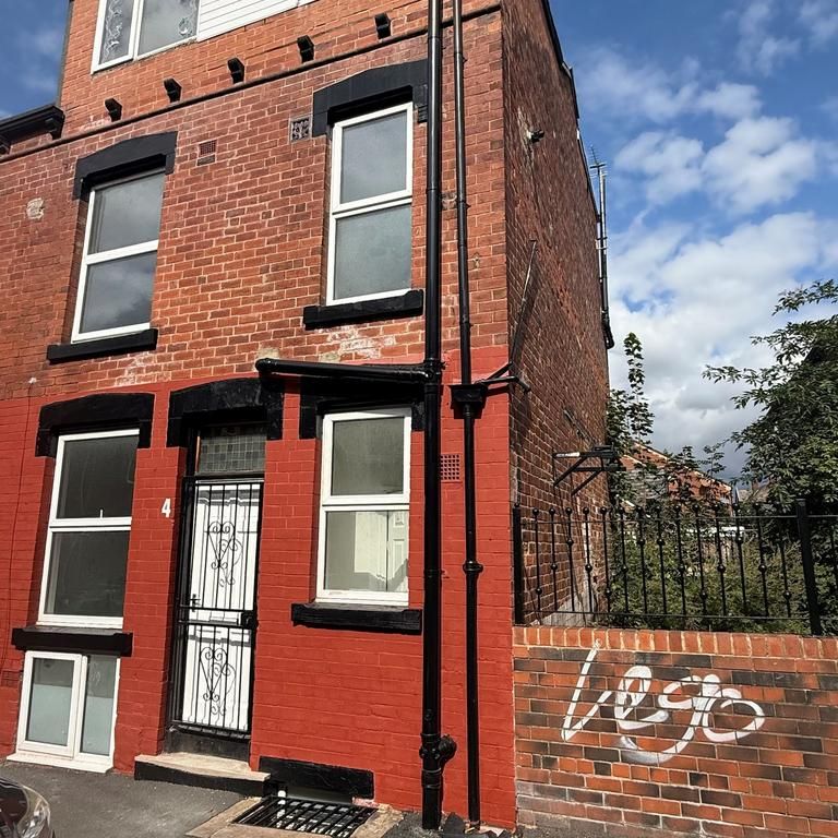 4 bedroom terraced house to rent - Photo 1