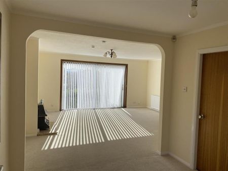5 bedroom detached bungalow to rent - Photo 4