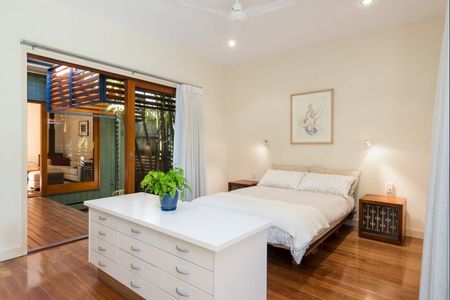 Walking to Indooroopilly state school and shopping centre, 5 bedroom with office - Photo 5
