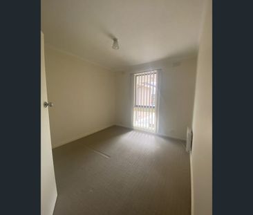 8/3 Doolan Street, Werribee, Vic 3030 - Photo 2
