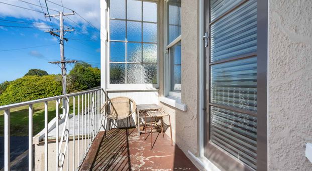 Sunny Upstairs Apartment - Photo 1