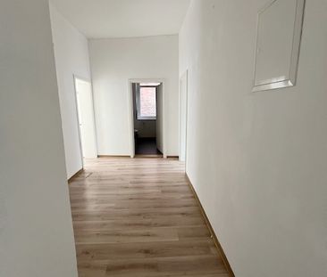 Helle & moderne 2-Zimmer-Altbauwohnung mit Einbauküche in zentraler Lage - Foto 6