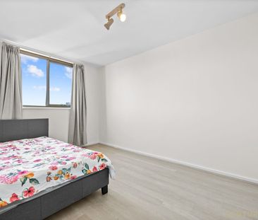 Modern Apartment with Stunning Views - Photo 6