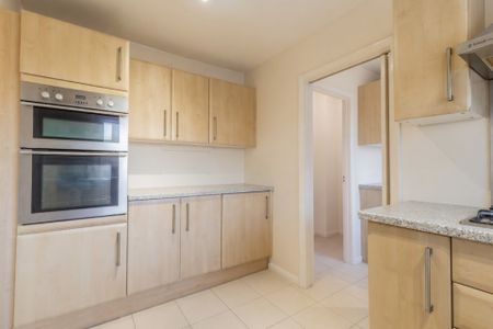 4 bedroom Property to rent - Photo 4