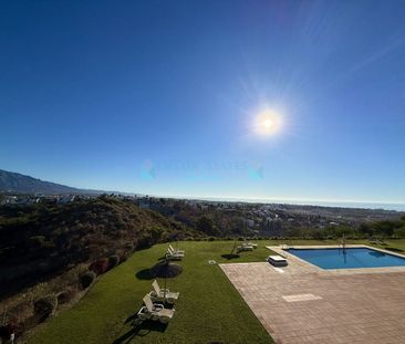 Town House for rent in Benahavis - Photo 1