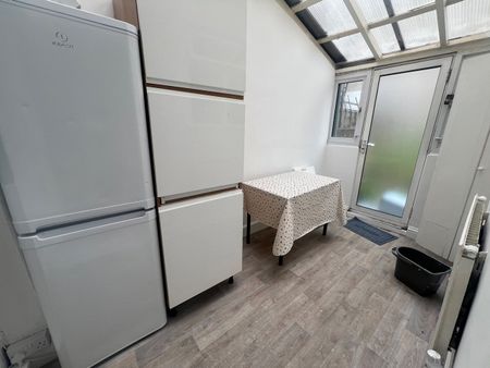 5 Bed Detached House, Lansdown Road, BS5 - Photo 3