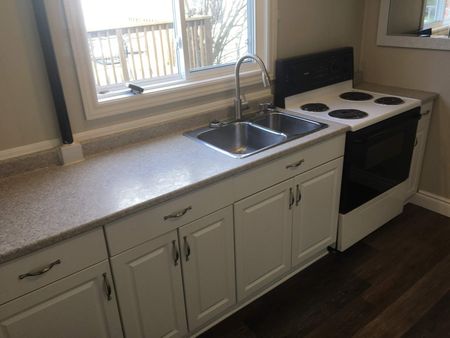 1017 Waterbury Cres - Lower Unit - ALL INCLUSIVE 1 bed, 1 bath - Photo 5