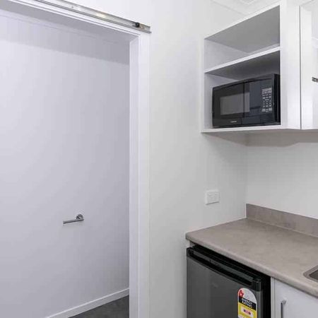 Furnished Studio Room in Hamilton East - Photo 4