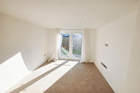 4 bedroom detached house to rent - Photo 3