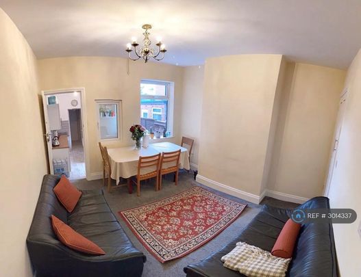 1 bedroom in a house share to rent - Photo 1