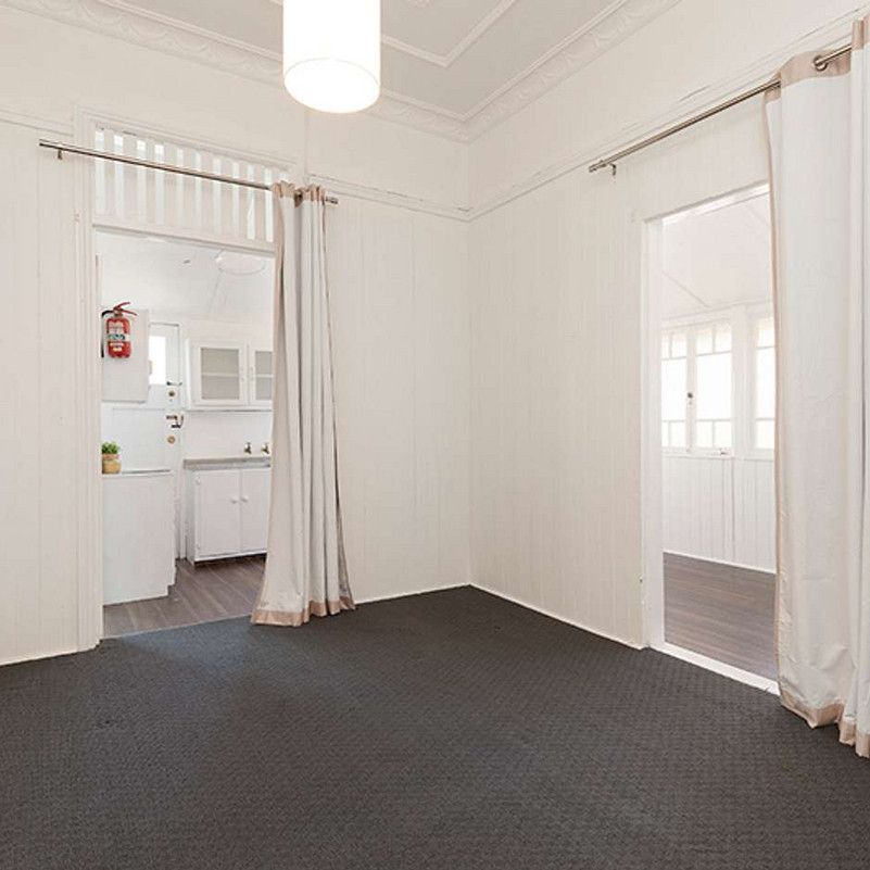 Bright and Cozy One-Bedroom Apartment - Pet Friendly - Photo 1