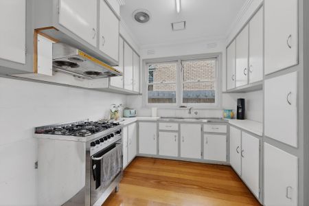 FAMILY HOME WITHIN SCHOOL ZONE - Photo 2