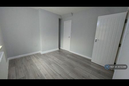4 bedroom semi-detached house to rent - Photo 4