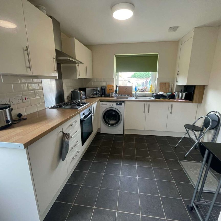 Bright & Sunny Single Room in Clean & Tidy Shared House Room 1 - Photo 1