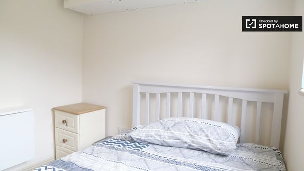 Attractive room to rent in 8-bedroom house in Stoneybatter - Photo 1