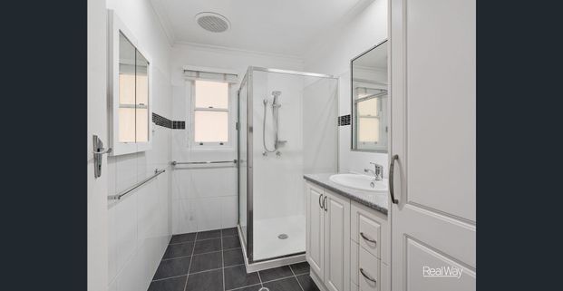 Charming Home with Breathtaking Escarpment Views in Mount Lofty - Photo 1