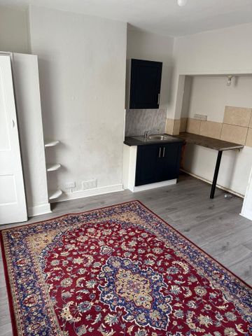 1 bedroom in a house share to rent - Photo 2