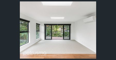 Executive Town House - Photo 2