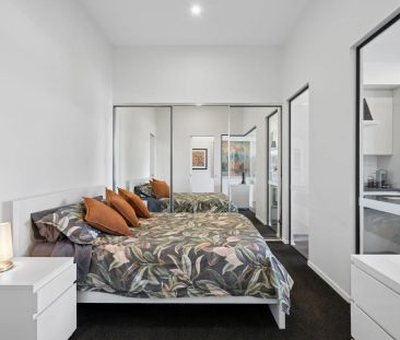 Character filled 2 bedroom apartment with street access - Photo 5