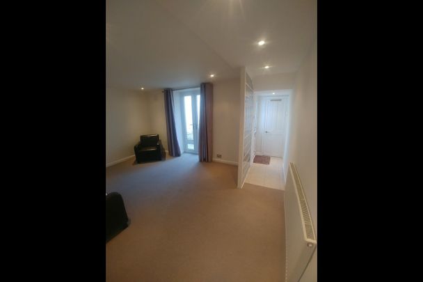 1 Bed Flat, Wandsworth Road, SW8 - Photo 1